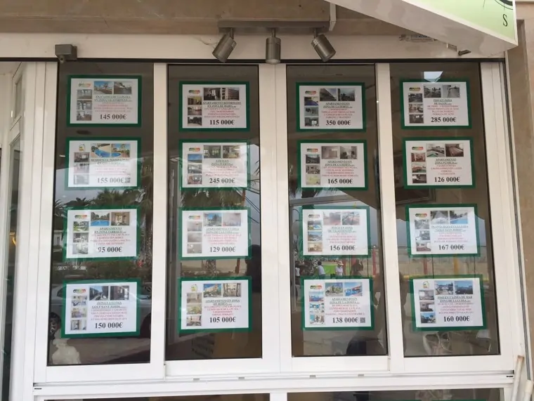 Utazási irodák és igatlanirodák kedvelt információs kerete a kétoldalas, kifejezetten ablakra és üvegre tervezett DURAFRAME® kirakati infokeret rendszer, A4 lapokhoz