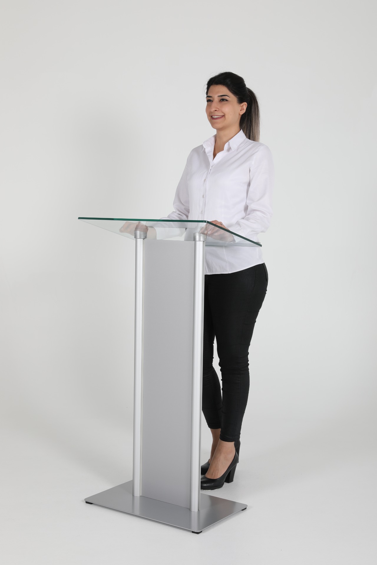 Edzett üveg előadói pulpitus, előlappal, ezüst színben