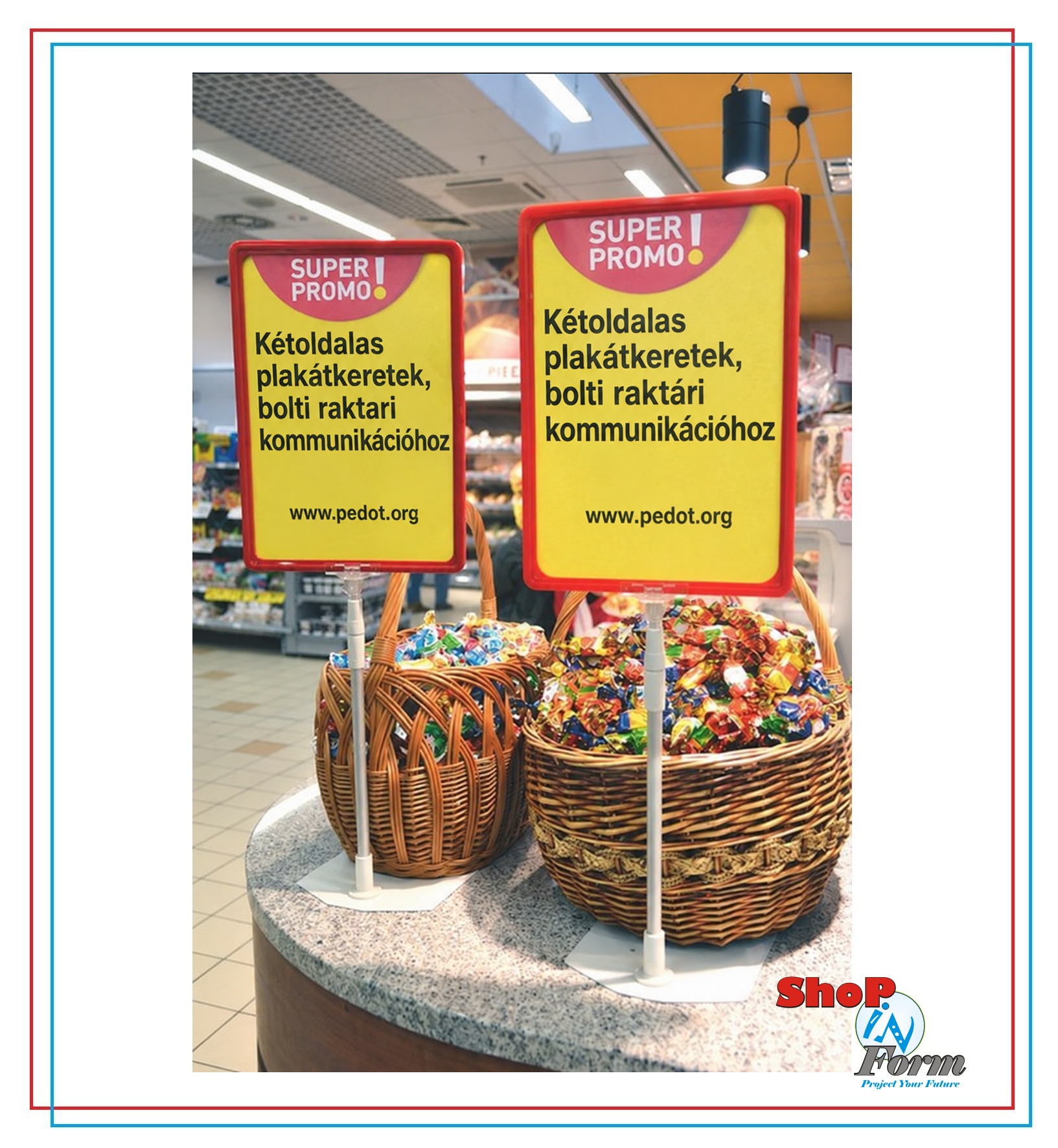 Bolti és raktári műanyag plakátkeret piros színben, talpas teleszkópos kivitelben